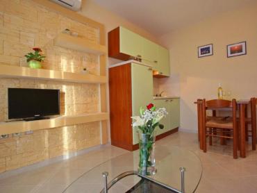 APARTMANSKA KUĆA U BLIZINI MORA I PLAŽE - SUKOŠAN