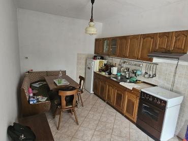 KUĆA U NIZU S PROSTRANOM OKUĆNICOM