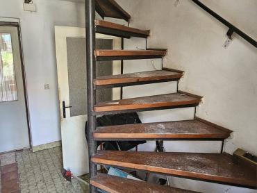 KUĆA U NIZU S PROSTRANOM OKUĆNICOM