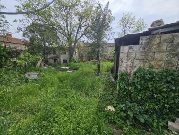 KUĆA U NIZU S PROSTRANOM OKUĆNICOM
