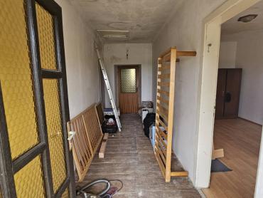KUĆA U NIZU S PROSTRANOM OKUĆNICOM