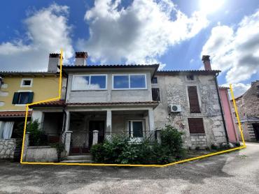 KUĆA U NIZU NA SELU, SA GARAŽOM I VRTOM