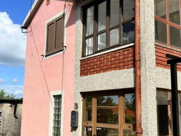 KUĆA U NIZU NA SELU, SA GARAŽOM I VRTOM