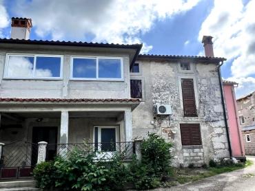 KUĆA U NIZU NA SELU, SA GARAŽOM I VRTOM