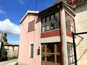 KUĆA U NIZU NA SELU, SA GARAŽOM I VRTOM