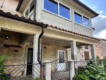 KUĆA U NIZU NA SELU, SA GARAŽOM I VRTOM
