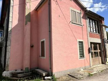 KUĆA U NIZU NA SELU, SA GARAŽOM I VRTOM