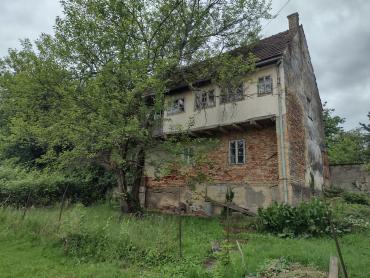 Centar Topuskog, uz dom zdravlja