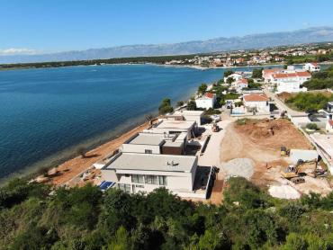 Vila s bazenom - prvi red do mora