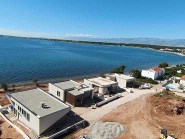 Vila s bazenom - prvi red do mora