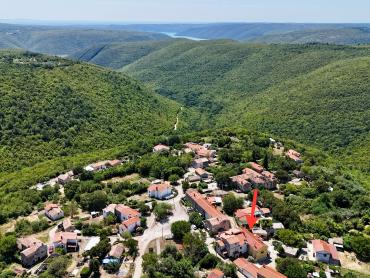 KUĆA U NIZU NA SELU, SA GARAŽOM I VRTOM