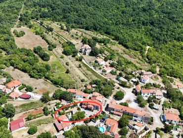 KUĆA U NIZU NA SELU, SA GARAŽOM I VRTOM