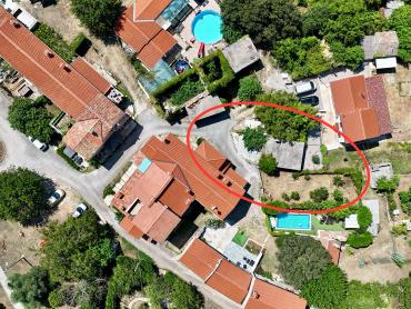 KUĆA U NIZU NA SELU, SA GARAŽOM I VRTOM