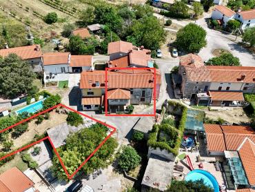 KUĆA U NIZU NA SELU, SA GARAŽOM I VRTOM