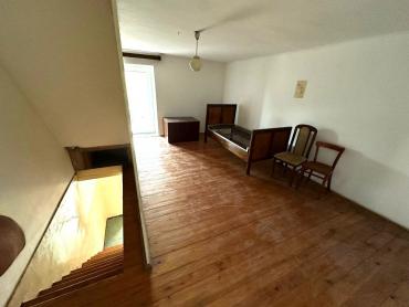 KUĆA U NIZU NA SELU, SA GARAŽOM I VRTOM