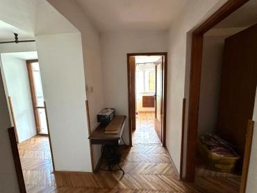 KUĆA U NIZU NA SELU, SA GARAŽOM I VRTOM