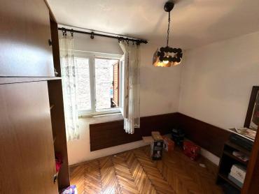 KUĆA U NIZU NA SELU, SA GARAŽOM I VRTOM