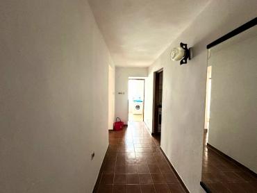 KUĆA U NIZU NA SELU, SA GARAŽOM I VRTOM