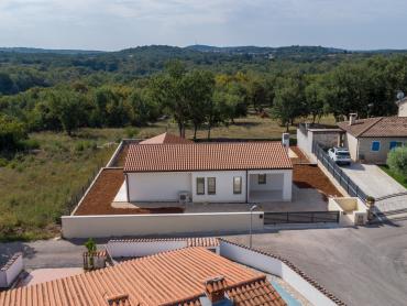 SNIŽENO! NOVA KUĆA S BAZENOM, MIRNA LOKACIJA