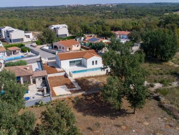 SNIŽENO! NOVA KUĆA S BAZENOM, MIRNA LOKACIJA