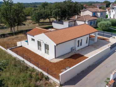 SNIŽENO! NOVA KUĆA S BAZENOM, MIRNA LOKACIJA