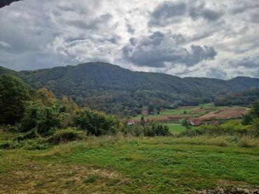 Prostrano zemljište sa započetom gradnjom