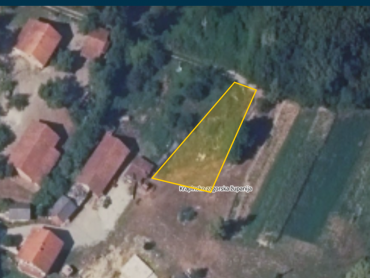 Prostrano zemljište sa započetom gradnjom