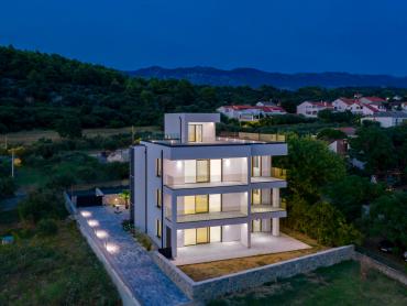 Luksuzni stan s prostranom terasom i privatnim vrtom u modernoj novogradnji, Barbat - Otok Rab