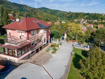 EKSKLUZIVNA VILA U PODNOŽJU MEDVEDNICE - LUKSUZ I KOMFOR NA 550m2