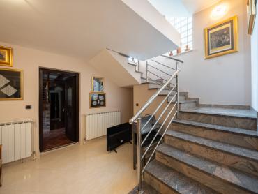 EKSKLUZIVNA VILA U PODNOŽJU MEDVEDNICE - LUKSUZ I KOMFOR NA 550m2