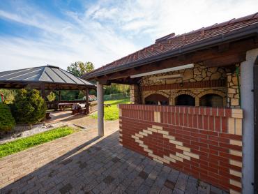 EKSKLUZIVNA VILA U PODNOŽJU MEDVEDNICE - LUKSUZ I KOMFOR NA 550m2