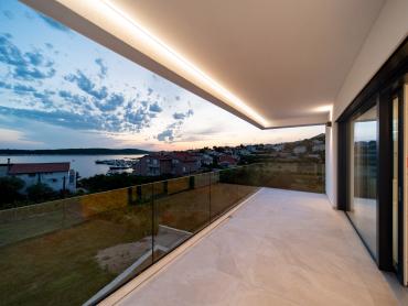 Luksuzni penthouse s privatnom prostranom krovnom terasom i prekrasnim pogledom na more, Barbat.