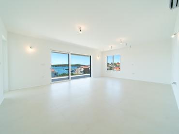 Luksuzni penthouse s privatnom prostranom krovnom terasom i prekrasnim pogledom na more, Barbat.