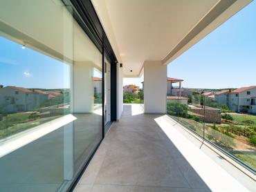 Luksuzni penthouse s privatnom prostranom krovnom terasom i prekrasnim pogledom na more, Barbat.