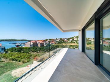 Luksuzni penthouse s privatnom prostranom krovnom terasom i prekrasnim pogledom na more, Barbat.