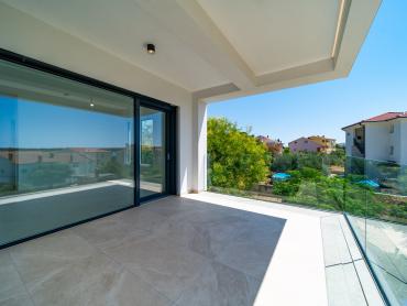 Luksuzni penthouse s privatnom prostranom krovnom terasom i prekrasnim pogledom na more, Barbat.