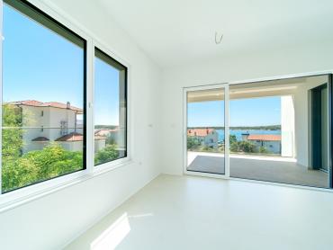 Luksuzni penthouse s privatnom prostranom krovnom terasom i prekrasnim pogledom na more, Barbat.
