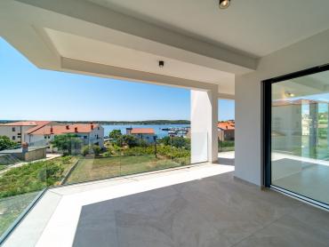 Luksuzni penthouse s privatnom prostranom krovnom terasom i prekrasnim pogledom na more, Barbat.