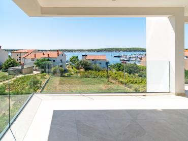 Luksuzni penthouse s privatnom prostranom krovnom terasom i prekrasnim pogledom na more, Barbat.