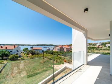 Luksuzni penthouse s privatnom prostranom krovnom terasom i prekrasnim pogledom na more, Barbat.