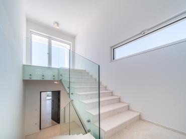 Luksuzni penthouse s privatnom prostranom krovnom terasom i prekrasnim pogledom na more, Barbat.