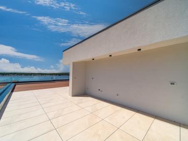Luksuzni penthouse s privatnom prostranom krovnom terasom i prekrasnim pogledom na more, Barbat.