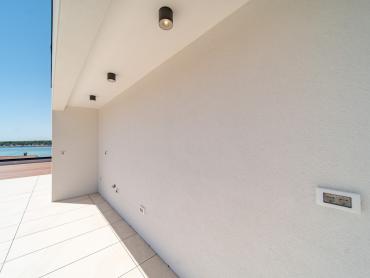 Luksuzni penthouse s privatnom prostranom krovnom terasom i prekrasnim pogledom na more, Barbat.