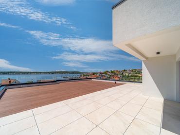 Luksuzni penthouse s privatnom prostranom krovnom terasom i prekrasnim pogledom na more, Barbat.