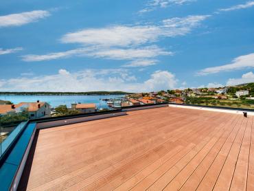 Luksuzni penthouse s privatnom prostranom krovnom terasom i prekrasnim pogledom na more, Barbat.
