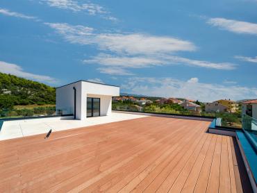 Luksuzni penthouse s privatnom prostranom krovnom terasom i prekrasnim pogledom na more, Barbat.