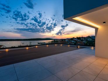 Luksuzni penthouse s privatnom prostranom krovnom terasom i prekrasnim pogledom na more, Barbat.