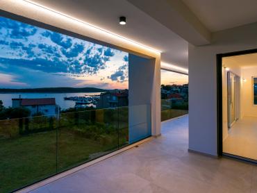 Luksuzni penthouse s privatnom prostranom krovnom terasom i prekrasnim pogledom na more, Barbat.