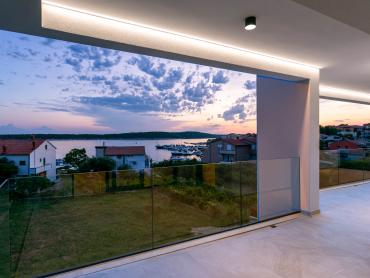 Luksuzni penthouse s privatnom prostranom krovnom terasom i prekrasnim pogledom na more, Barbat.