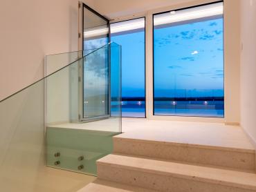 Luksuzni penthouse s privatnom prostranom krovnom terasom i prekrasnim pogledom na more, Barbat.